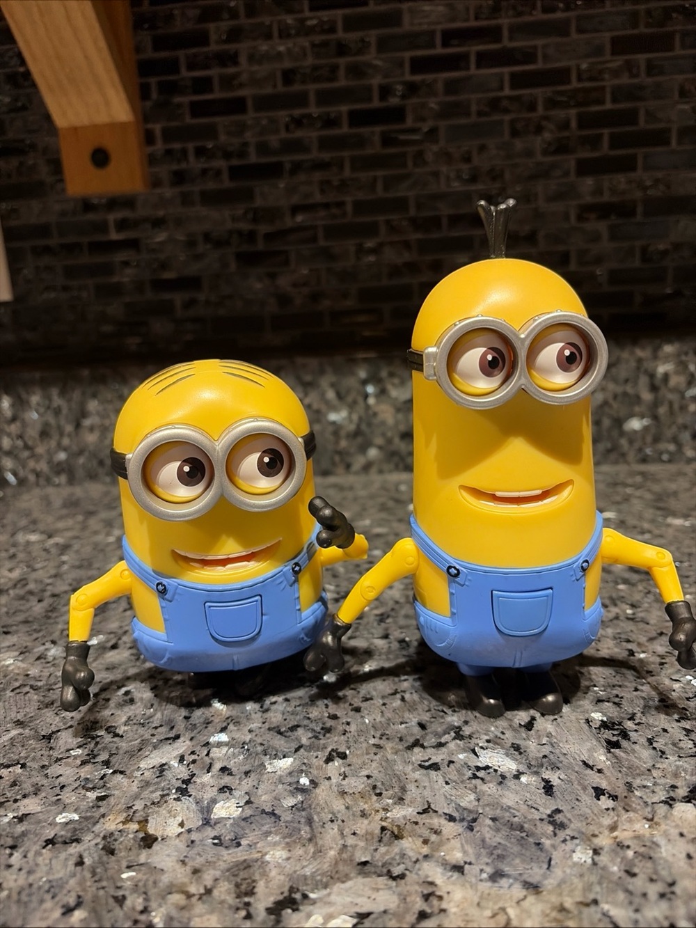 Despicable Me Minion Poseable Arms and Feet, Moving Eyes and Mouth Thinkway Toys